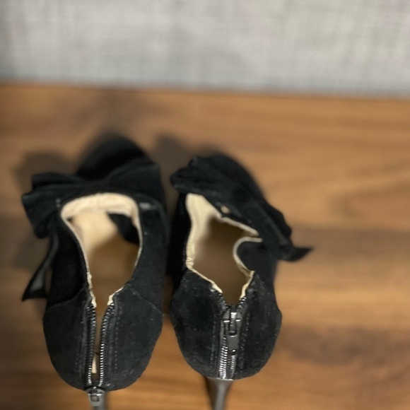 Black velvet  shoe with strap, woman's size 4, euro size 35​​​​​​ - Picture 4 of 11